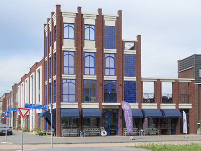 912945 Gezicht op het hoekpand Statendaalder 2 (Het Blauwe Huis, Coffee - Ice - and More) in het zuidelijk deel van de ...